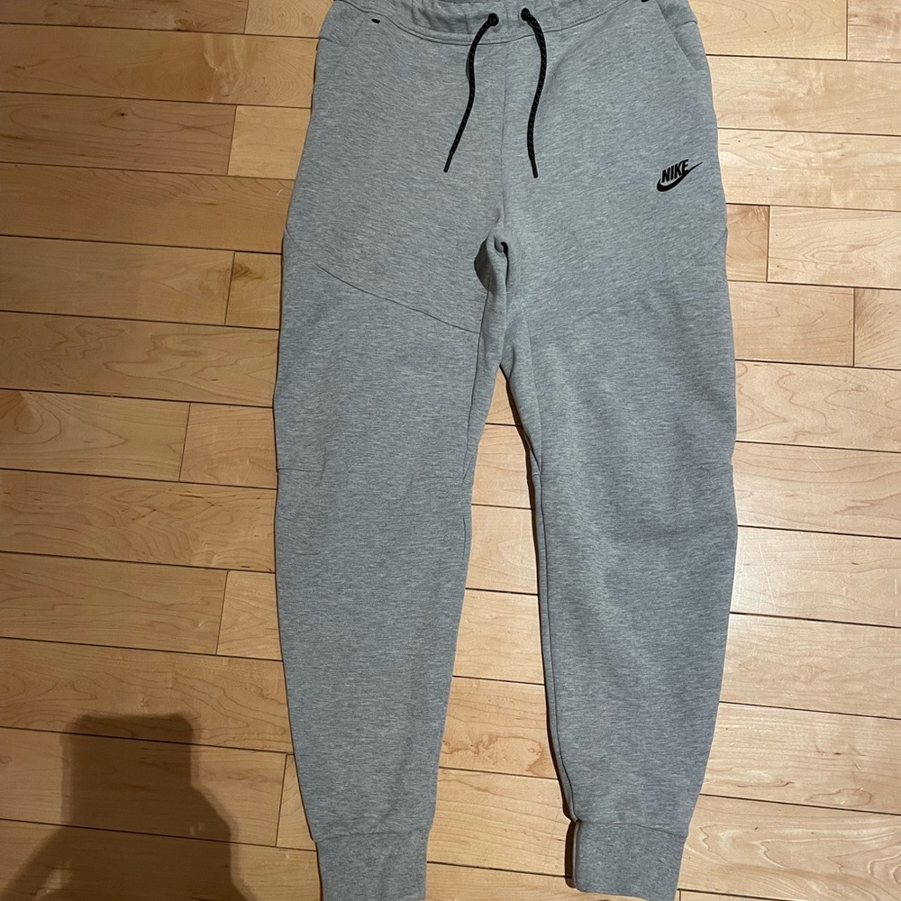 Nike tech sweatpants, Men’s size small, gently used, no stains, no tears